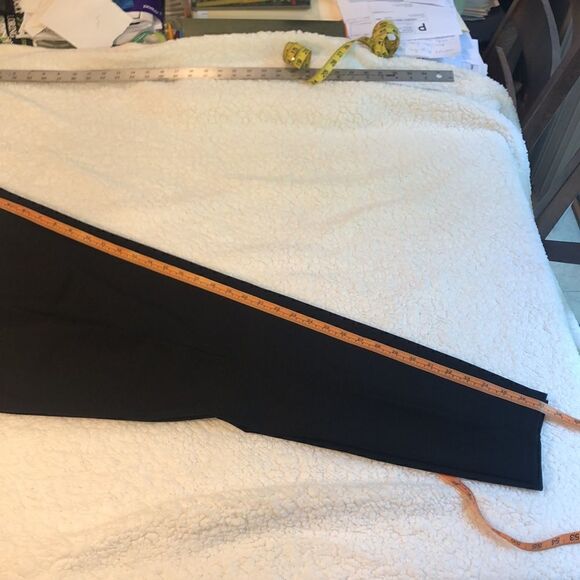 FOREVER 21 Women’s 3X Black pants with STRETCH, waist 20 1/2", Inseam 26 1/4" - Picture 2 of 12